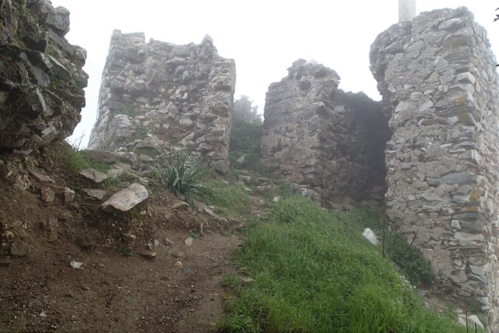 Walking track to Montemayor Castle