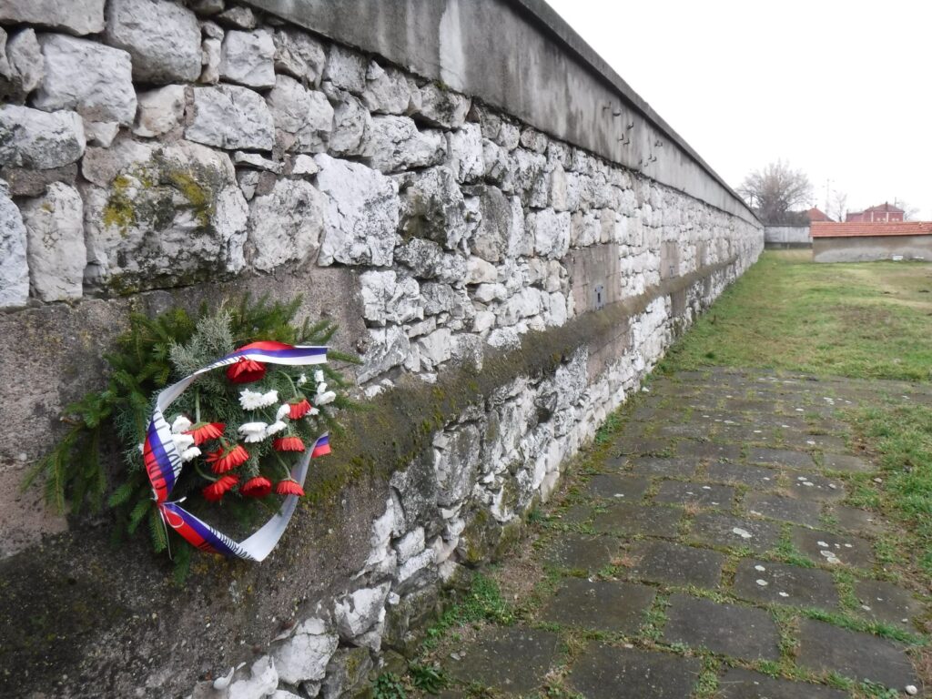 Wreath to commemorate executed prisoners